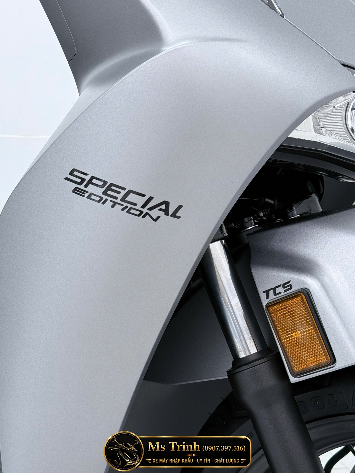 Logo Special Edition bằng nhôm trên Honda SH150i HMR màu bạc Chi tiết logo Special Edition nổi tại yếm Honda SH150i màu bạc nhập Ý