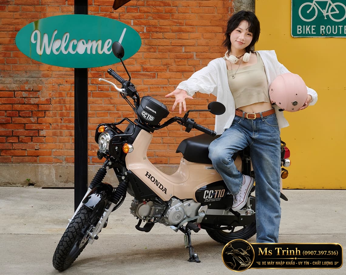 Honda Cross Cub 110 2026 màu vàng với thiết kế đèn tròn và phong cách outdoor nổi bật