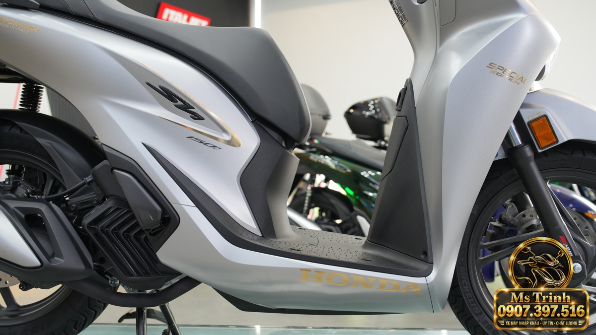 Sàn để chân phẳng của Honda SH150i Ý xám bạc 2027 với ốp thân và chữ Honda màu vàng