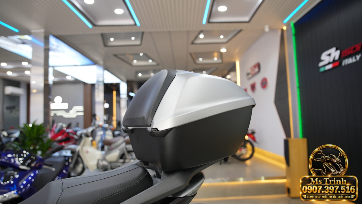 Thùng chứa đồ phía sau Honda SH150i Ý xám bạc 2027 có nắp bạc và thân thùng màu đen