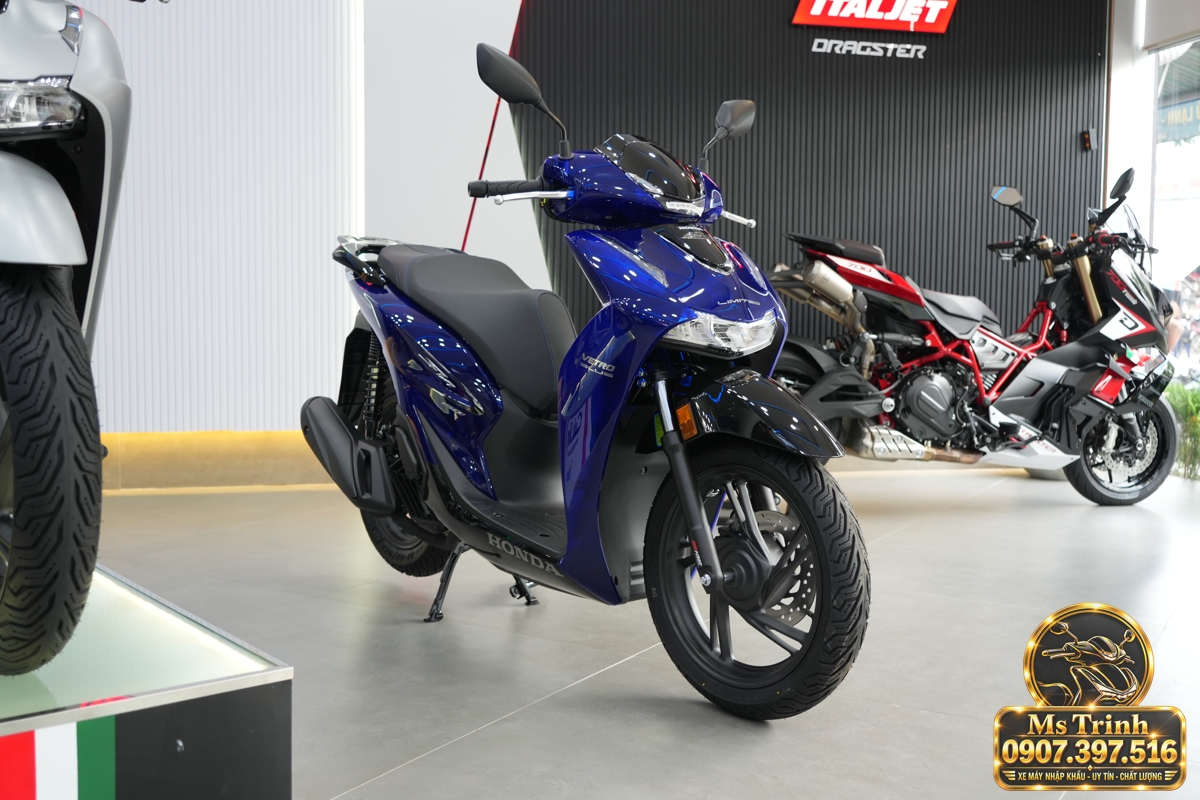Honda SH150i Vetro Blue Sapphire 2027 nhìn góc nghiêng trước với thân xe xanh bán trong suốt