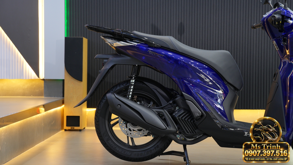 Honda SH150 Vetro Blue 2027 nhìn ngang bên phải với dàn áo Sapphire và cụm ống xả màu đen