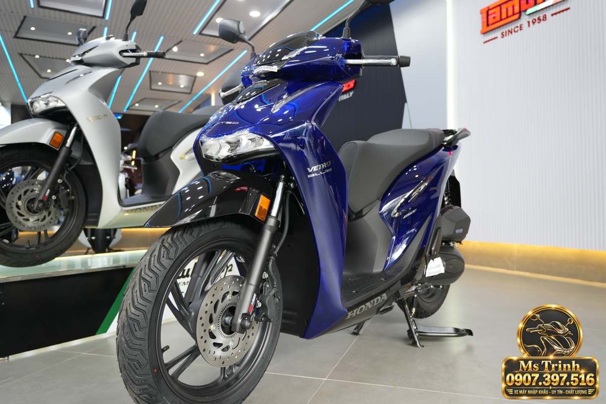 Honda SH150 Vetro Blue Sapphire nhìn ngang với đầu xe hướng phải, mâm đen và yên xám