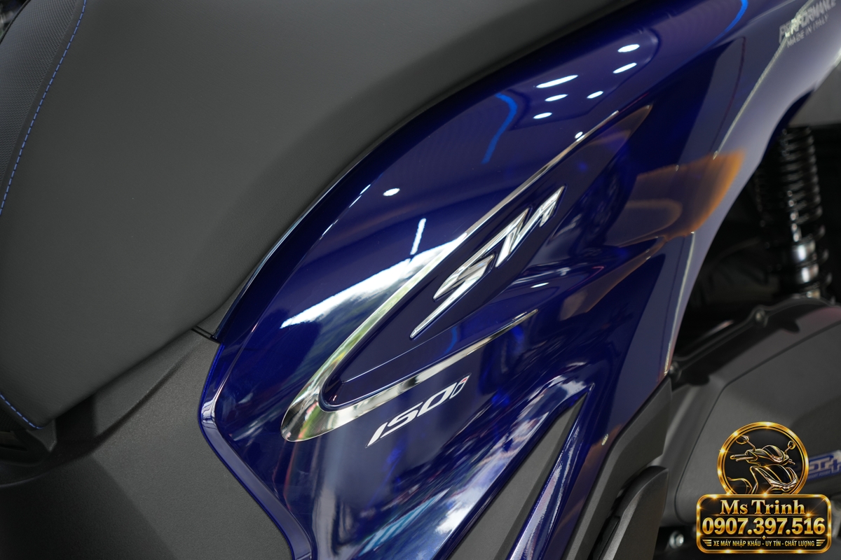 Hình ảnh Honda SH150i Vetro Blue Sapphire 2027 với dàn áo xanh trong bộ ảnh showroom