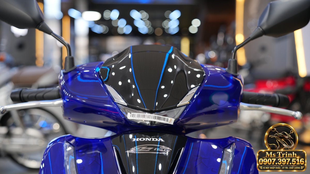 Ảnh Honda SH150 Vetro Blue Sapphire 2027 nhập khẩu nguyên chiếc từ Ý tại showroom