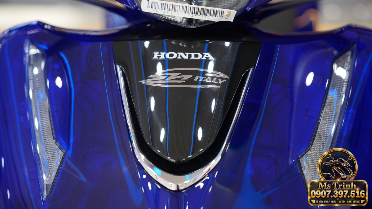 Hình ảnh showroom Honda SH150 Vetro Blue model 2027 với màu xanh Sapphire bán trong suốt