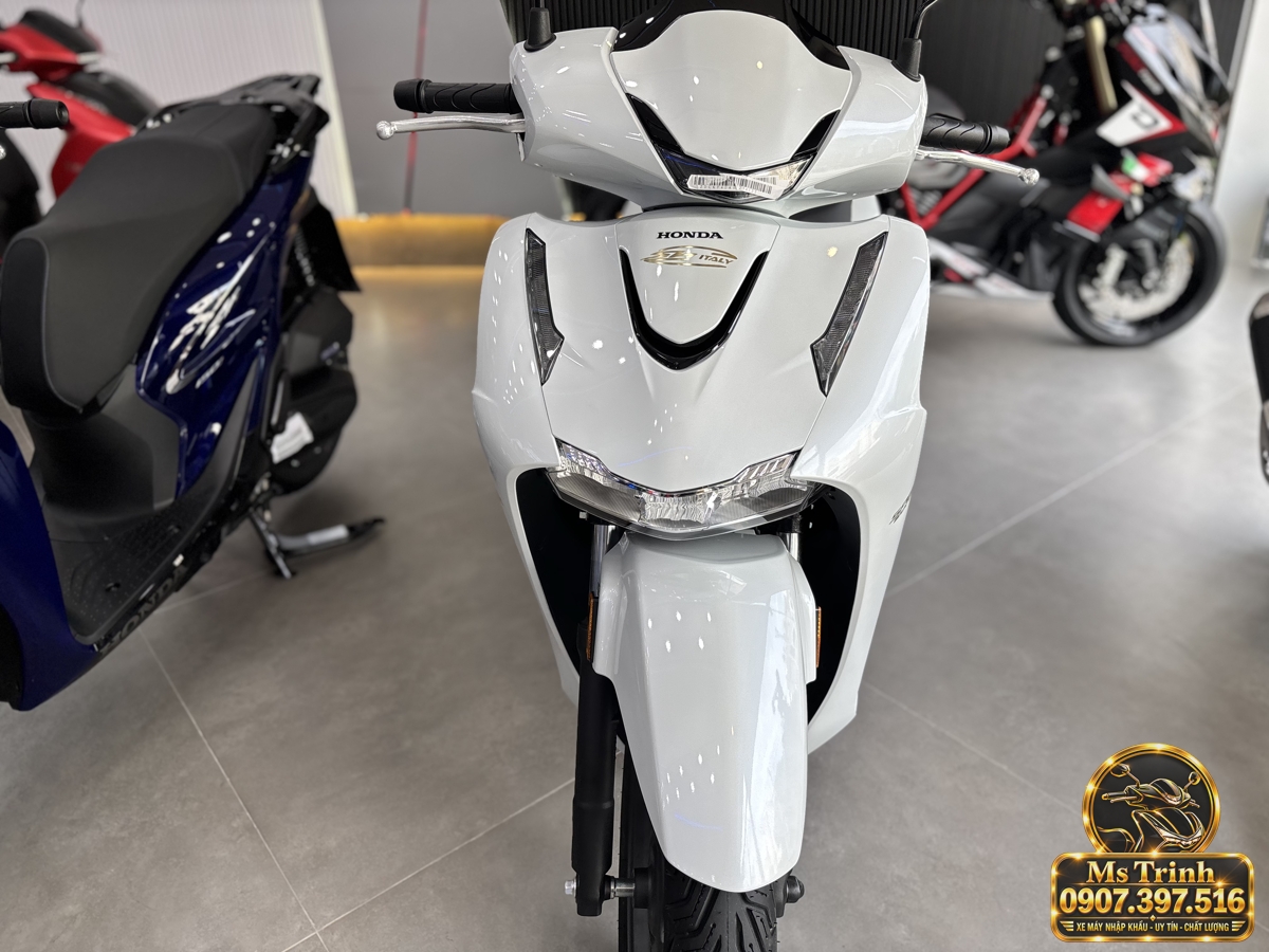 Cận cảnh mặt nạ Honda SH150i Ý 2027 màu trắng phối viền đen, logo Honda và họa tiết vàng