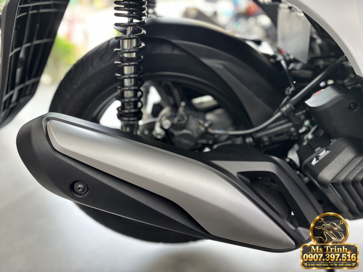 Chi tiết khu vực bánh sau, truyền động CVT và giảm xóc trên Honda SH150i trắng nhập khẩu Ý
