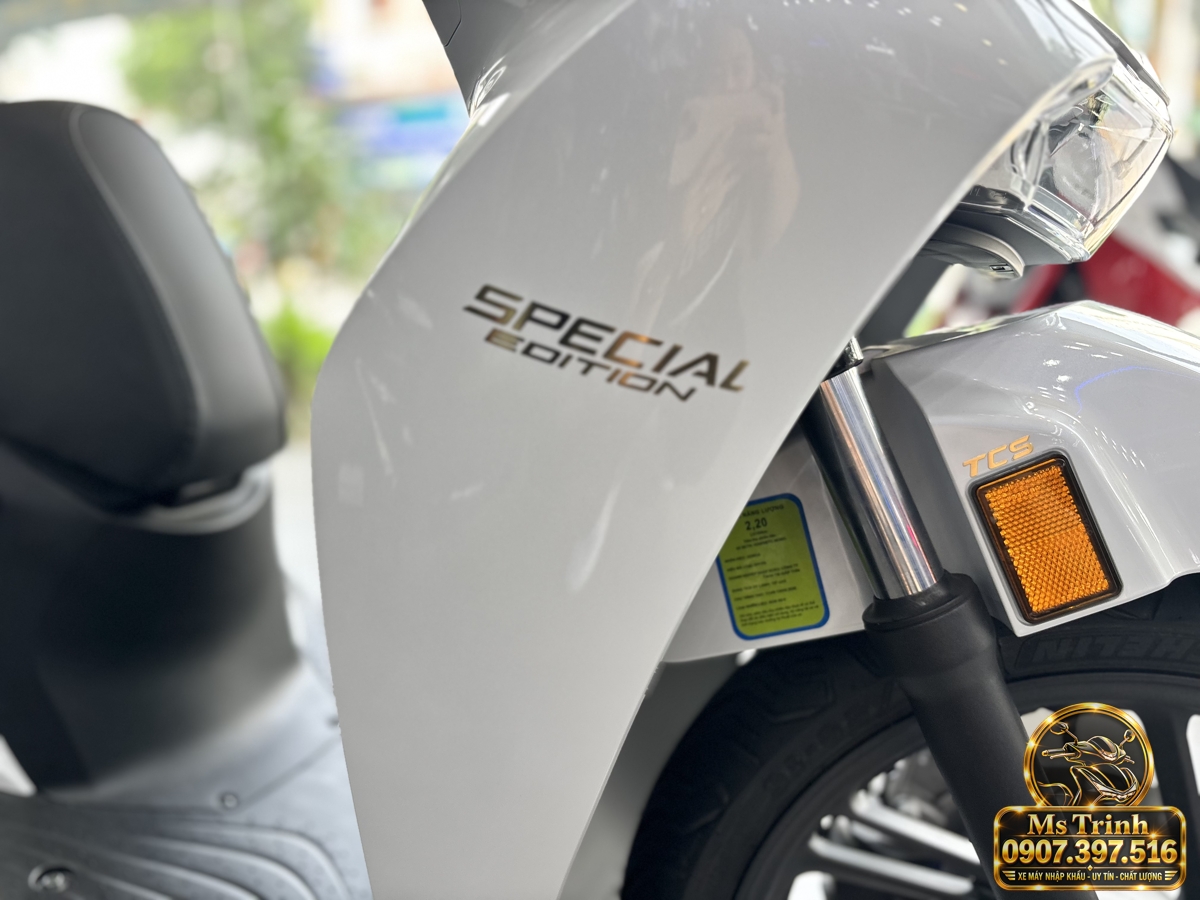Hình ảnh Honda SH150i nhập Ý 2027 màu trắng minh họa công nghệ kiểm soát lực kéo HSTC