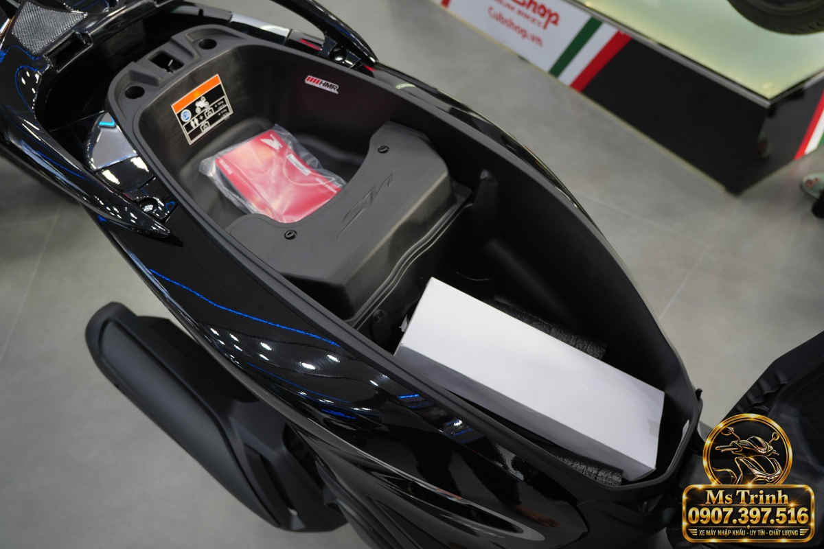 Không gian dưới yên Honda SH150i dùng để cất vật dụng cá nhân trong những chuyến đi hằng ngày.
